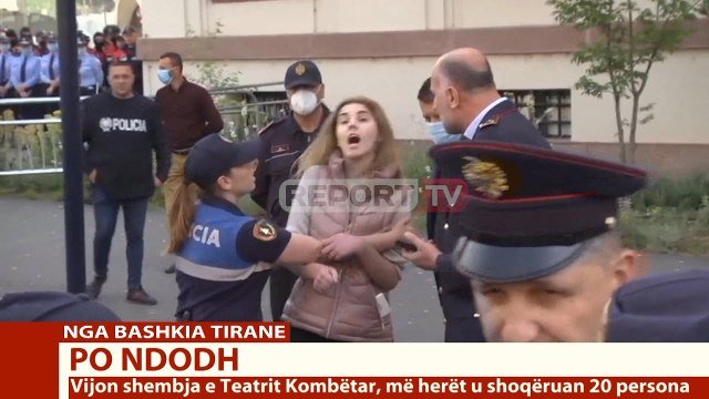 Ish deputetja Floida Kërpaçi thyen rrethimin e policisë! Tentojnë të shoqërojnë, nuk i lejon