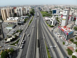 Kısıtlamanın ikinci gününde yollar ve duraklar boş kaldı