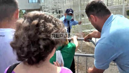 Grushte dhe dhunë fizike mes policisë dhe qytetarëve