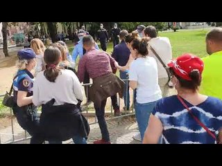 Momenti kur ish-deputetja e LSI-së kalon kordonin policor