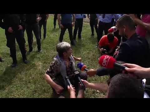 Qytetarët tentojnë të çajnë korridorin e policisë, pensionistja: Qeveri m**, të ngrihet populli!