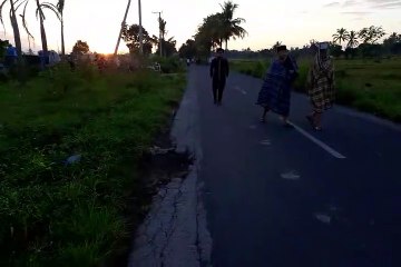 Anak Muda Tanpa Mengena Masker Bergerombol Setelah Sholat Subuh