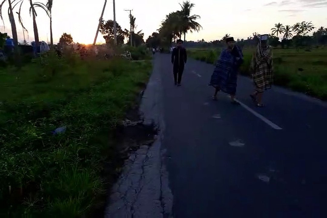 Anak Muda Tanpa Mengena Masker Bergerombol Setelah Sholat Subuh