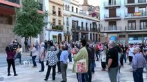 Aplausos y La Internacional en recuerdo a Julio Anguita frente al Ayuntamiento de Córdoba