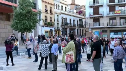 Aplausos y La Internacional en recuerdo a Julio Anguita frente al Ayuntamiento de Córdoba