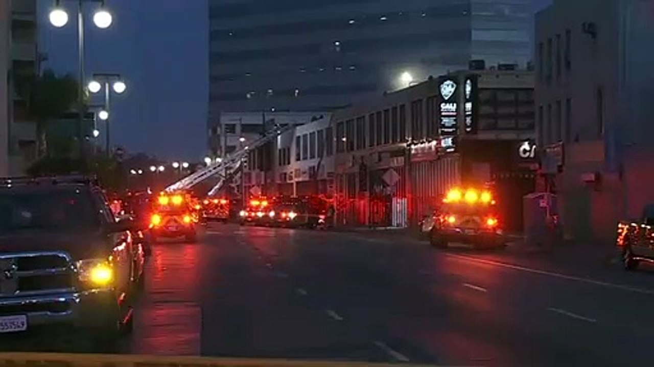 Brand und Explosion in Los Angeles - Feuerwehrleute verletzt