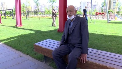 Diyarbakır'da sokağa çıkan 65 yaş üzerindekiler, gölge alanları tercih etti