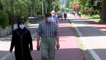 Kayseri'de 65 yaş ve üstündekiler, parklarda spor aletleri ile çalıştı