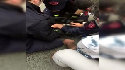 İki bina arasındaki boşlukta mahsur kalan 3 yavru kedi kurtarıldı