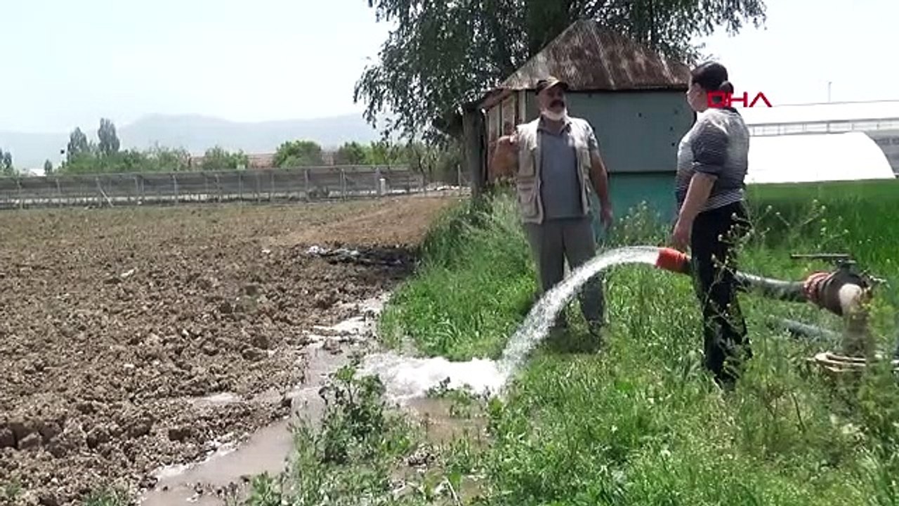 AFYONKARAHİSAR Başkan Toptaş tarladaki GES'i in...