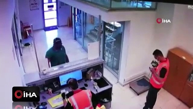 Kendilerini polis olarak tanıtıp dolandırıcılık yapan şahsı polis kargo şirketinde böyle yakaladı