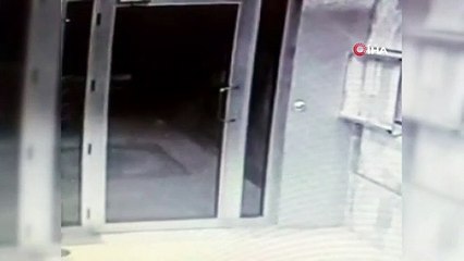 Hırsızlar bebek arabası ve ayakkabı çalarken kameralara yakalandı