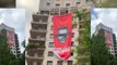 Despliegan una pancarta gigante con Pedro Sánchez como el Gran Hermano de Orwell