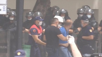 Perplasje mes protestuesve e policise te ish godina e teatrit