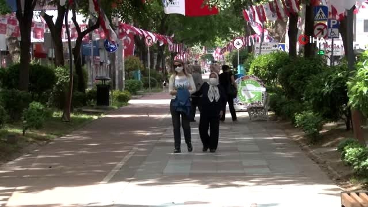 Kocaeli'de sokağa çıkan 65 yaş üstü vatandaşlar, sıcak havanın tadını çıkartıyor