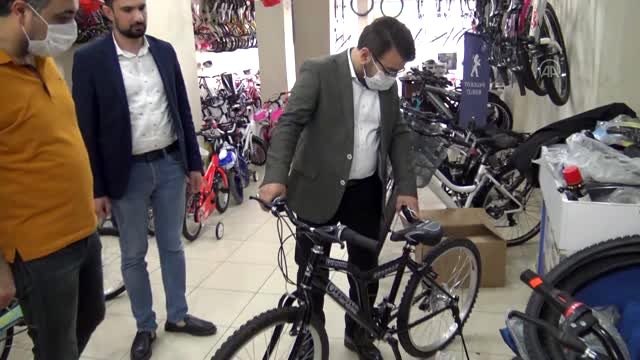 AK Parti İl Başkanı Gür, kampanyaya bağışta bulunan çocuğa bisiklet hediye etti