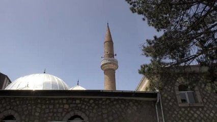 Sokağa çıkar çıkmaz bakımını yaptığı mahalle camisine koştu