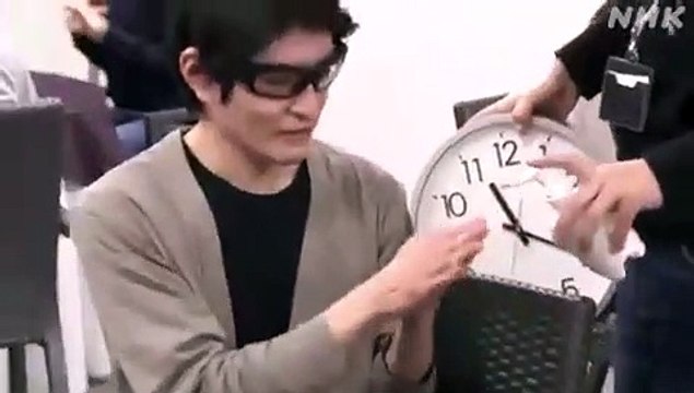 Experiência com luz negra mostra como um vírus se espalha num restaurante