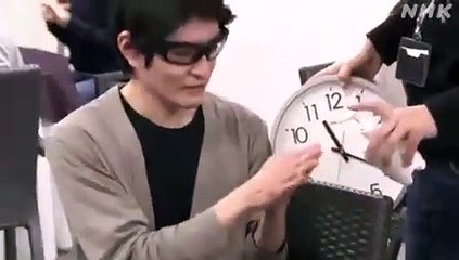 Experiência com luz negra mostra como um vírus se espalha num restaurante