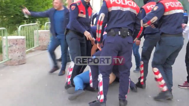 Po filmonte arrestimin e gazetarit te Teatri, dy policë qëllojnë operatorin e Report Tv