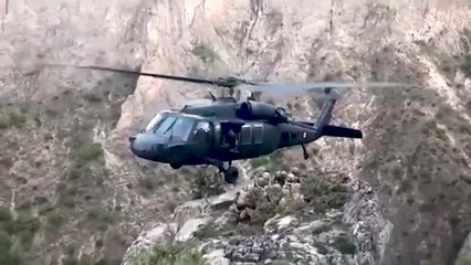 Kahraman helikopter pilotunun kayalıklardaki Mehmetçiği tek tekerle tahliyesi nefes kesti