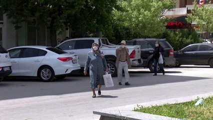 Eskişehir'de parkları dolduran 65 yaş üzerindekiler, tahterevalliye bindi