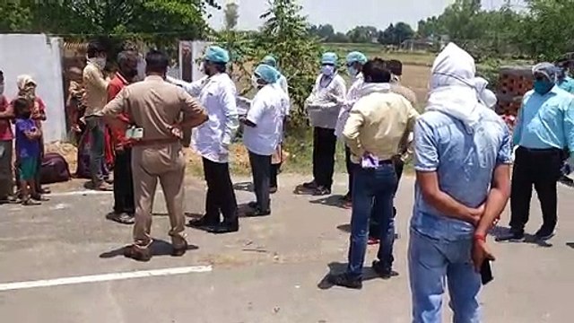पैदल जा रहे मजदूरों की डॉक्टरों द्वारा की कराई जा रही है जांच
