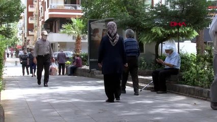MANİSA'da sıcak havaya rağmen sokaklar ve parklar 65 yaş ve üstü kişilerle doldu