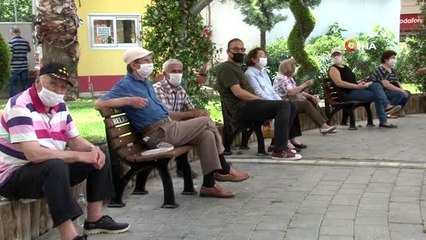 İzmir'de 65 yaş ve üstü vatandaşlar yeniden sokağa çıktı