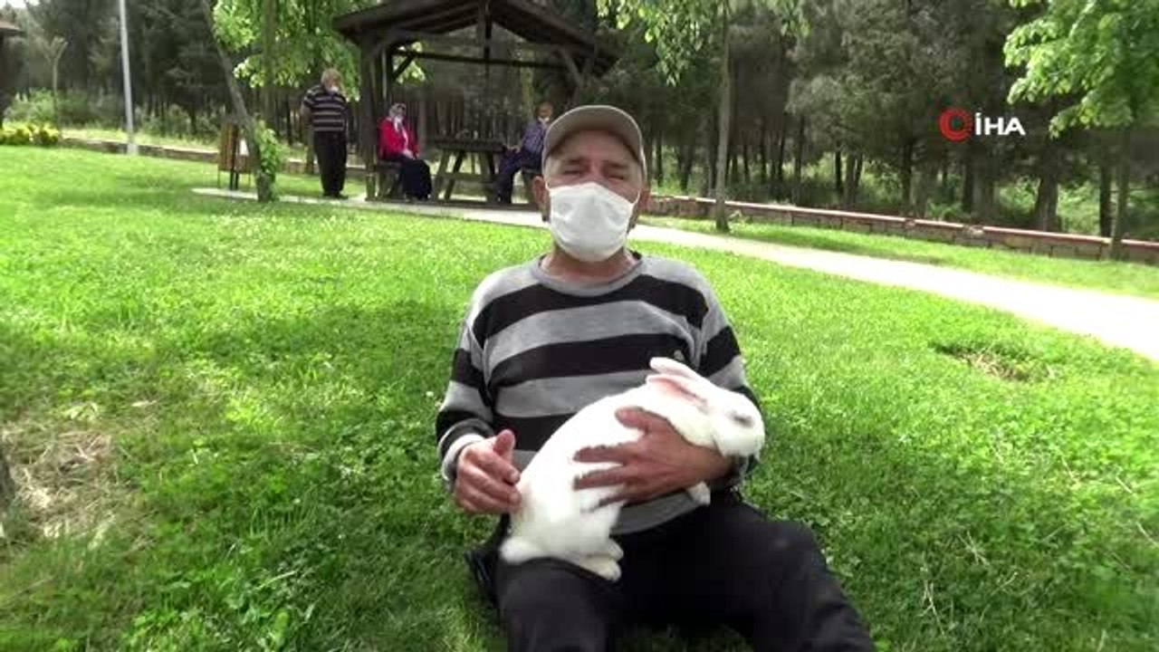 65 Yaş üstü vatandaşlar sancak isimli tavşan ile oyunlar oynayarak türkü söylediler