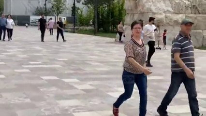 Top News - Paralel me 'Teatrin'/ Pamja e 'Tiranës tjetër'