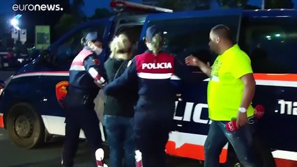 شاهد: اشتباكات بين الشرطة الألبانية ومحتجين على تدمير مبنى المسرح الوطني