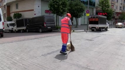 TEMİZLİK GÖREVLİSİ KALDIRIM TAŞLARI ARASINDAKİ İZMARİTLERİ ELLERİYLE TOPLADI