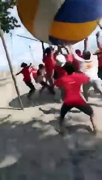 Match de Volley Ball avec une balle géante !