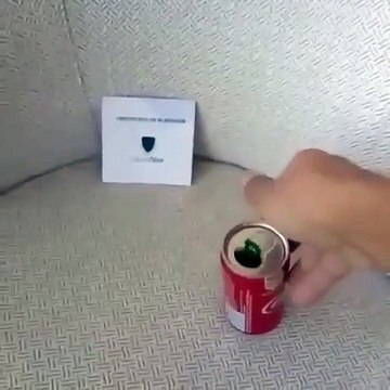 Aucun liquide ne rentre dans ce tissu : démonstration avec du coca sur un fauteuil !