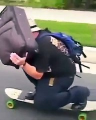 Il roule en skateboard électrique avec sa valise sur l'autoroute !