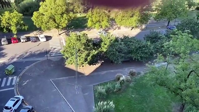 2 voitures de police se rentrent dedans en marche arrière !