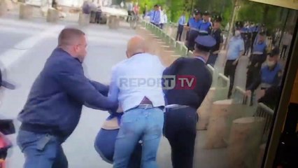 Download Video: I shtrirë përtokë dhe dhunuar nga policët, lihet i lirë gazetari  Lela: Kam goditje të forta në kokë