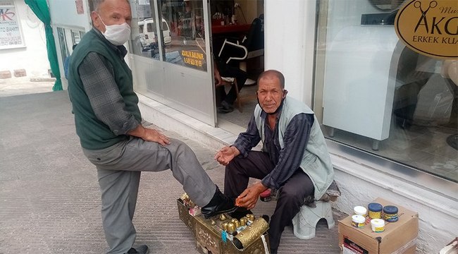Yediği cezadan 1 ay sonra dışarı çıktı, izni ayakkabı boyayarak geçirdi