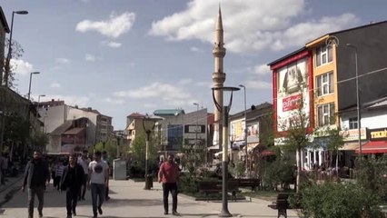 2 ay sonra sokağa çıkan İbrahim dede "özgürlüğün" tadını çıkardı