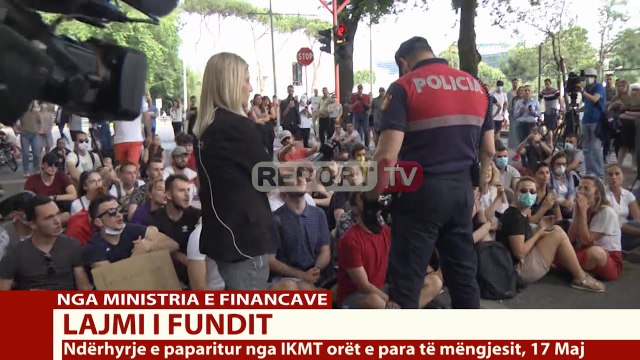 Protesta kundër shembjes së Teatrit zhvendoset te ministria e Financave, hidhet gaz lotsjellës