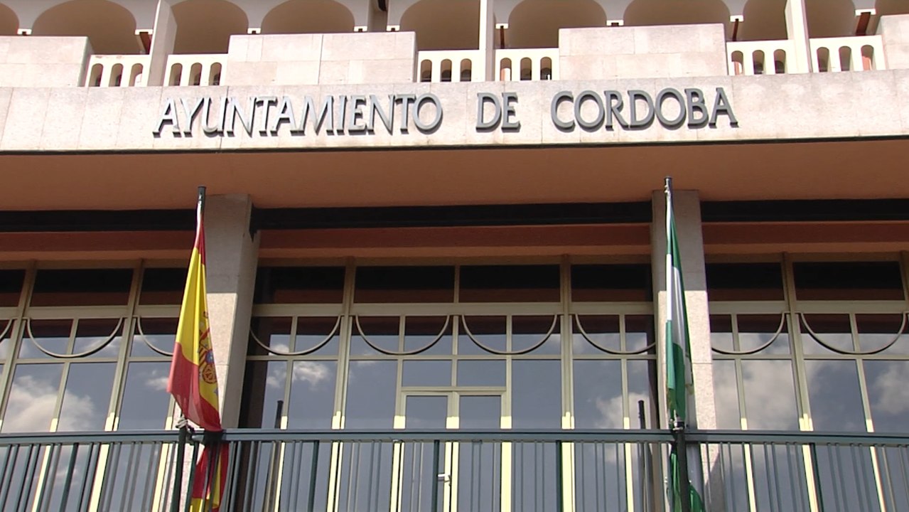 Los cordobeses despiden a Julio Anguita entre aplausos