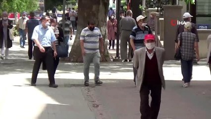 Kütahya'da 65 yaş ve üzeri vatandaşlar yeniden sokağa çıktı