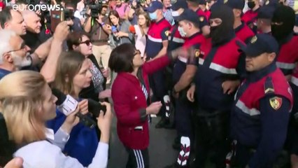 Protestas contra la demolición de un teatro en Tirana
