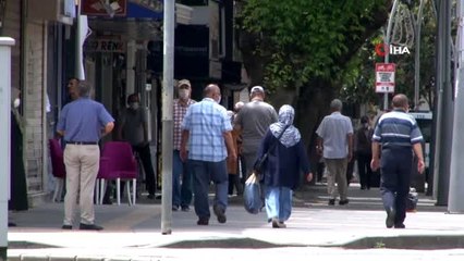 65 yaş üzeri vatandaşlar 6 saatlik izinde sokaklara akın etti