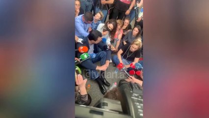 Basha dhe perfaqesues te opozites bllokojne rrugen ne shenje proteste