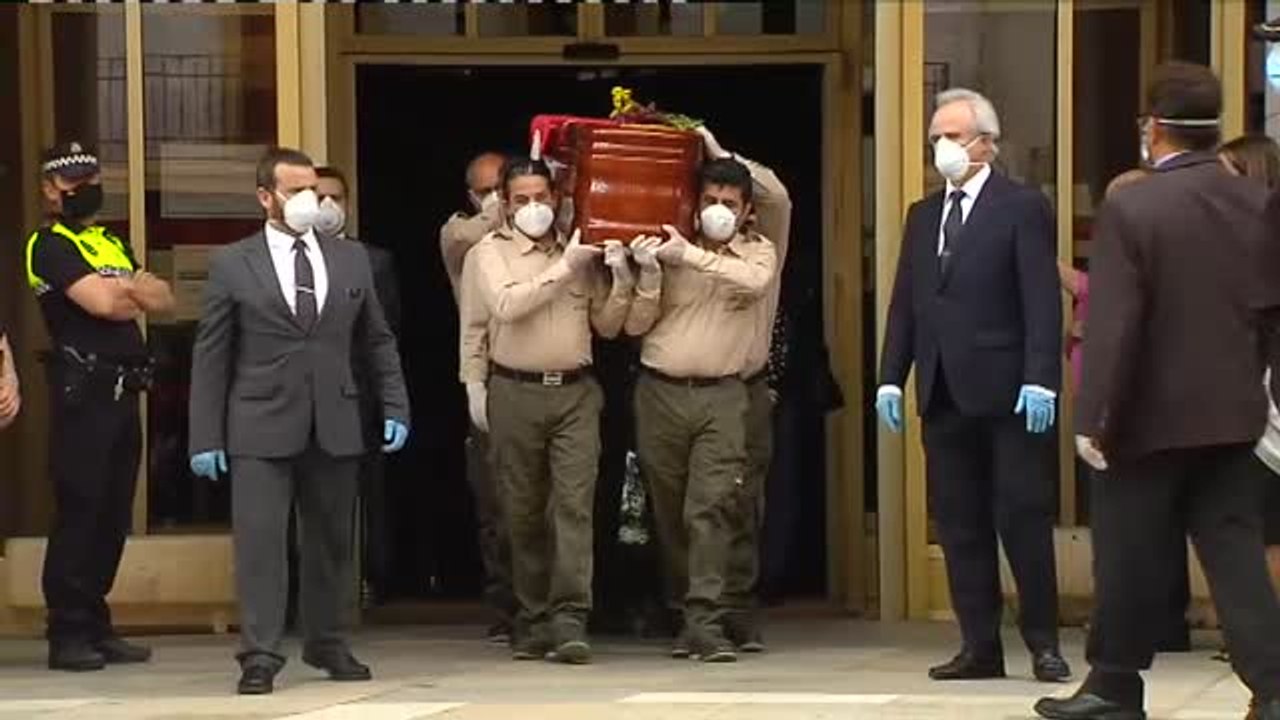 Aplausos y lágrimas para despedir el féretro de Julio Anguita de la capilla ardiente