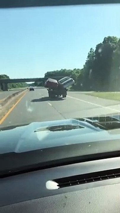 Ce petit camion transporte 2 voitures sur une remorque... Risqué