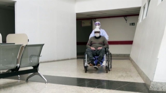 Covid-19: homem que ficou 18 dias internado recebe alta e sai aplaudido de hospital