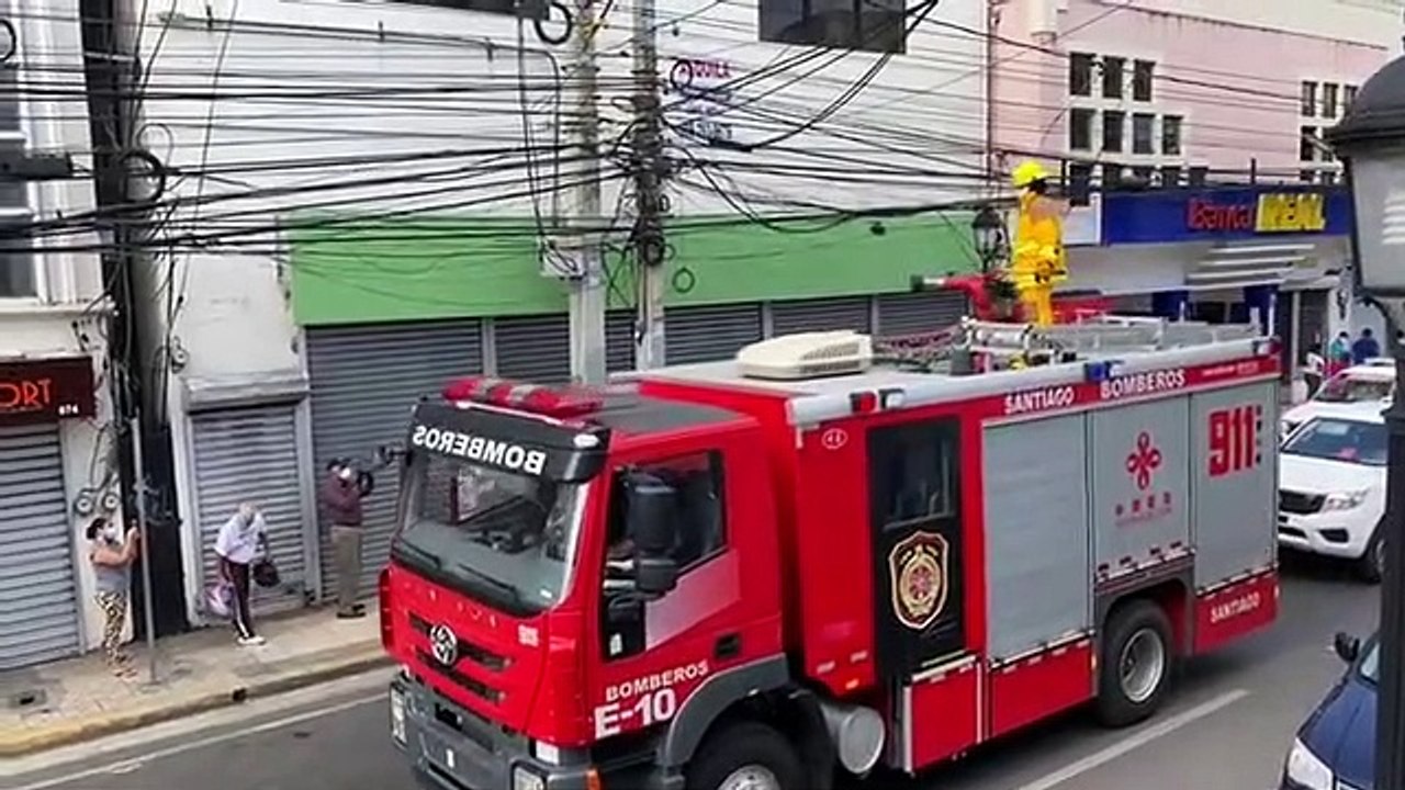 ¡¡¡ ES EN SERIO !!.EN CHILE..¡¡¡ SI NO GUARDAN SU DISTANCIA LOS VAN A MOJAR !!! ....